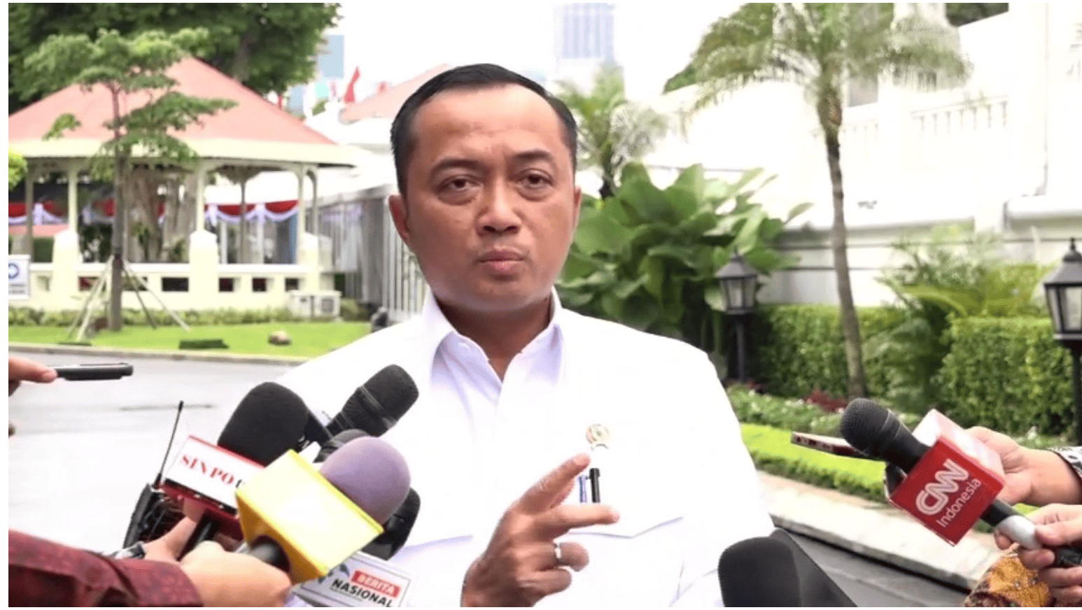 <p>Menteri Sekretaris Negara Prasetyo Hadi menyampaikan keterangan kepada awak media terkait Taklimat Presiden Prabowo dengan Rektor serta Pimpinan Perguruan Tinggi Negeri dan Swasta Tahun 2026 di Istana Kepresidenan Jakarta, Kamis, 15 Januari 2026. (Dok.&nbsp; BPMI Setpres)</p>
