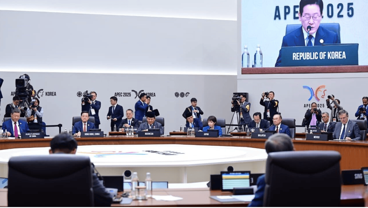 <p>Presiden Republik Indonesia, Prabowo Subianto menyampaikan national speech di Konferensi Tingkat Tinggi (KTT) Kerja Sama Ekonomi Asia Pasifik (APEC) 2025 di Hwabaek International Convention Centre (HICO), Gyeongju, Republik Korea, pada Jumat, 31 Oktober 2025. (Dok. BPMI Setpres/Muchlis Jr)</p>