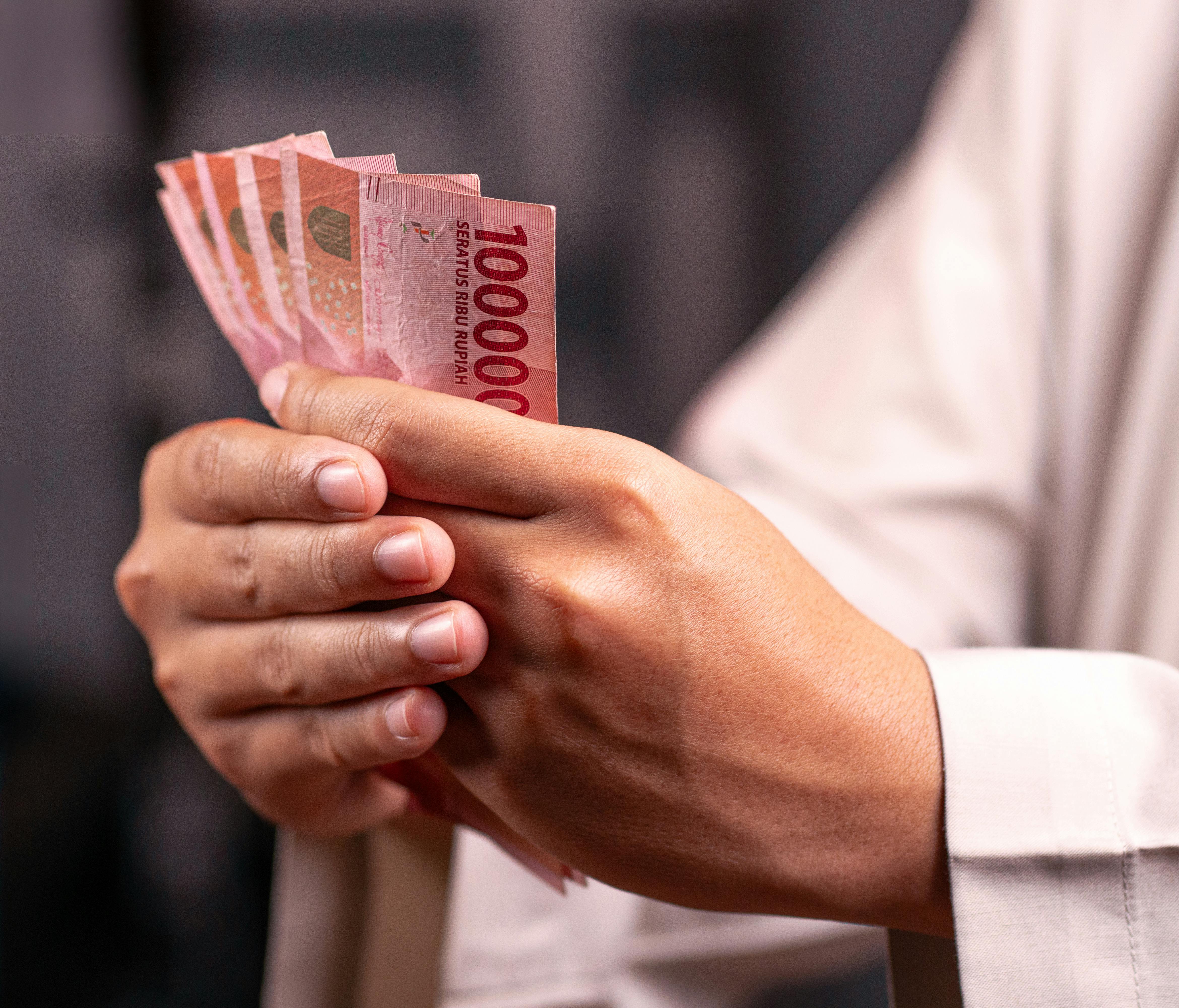 <p>Foto uang pecahan seratus ribu. KUR 2025 hadir dengan dana Rp300 triliun untuk bantu UMKM berkembang! Temukan sektor yang diutamakan dan cara mudah mendapatkan modal usaha tanpa agunan. (Foto: pexels)</p>
