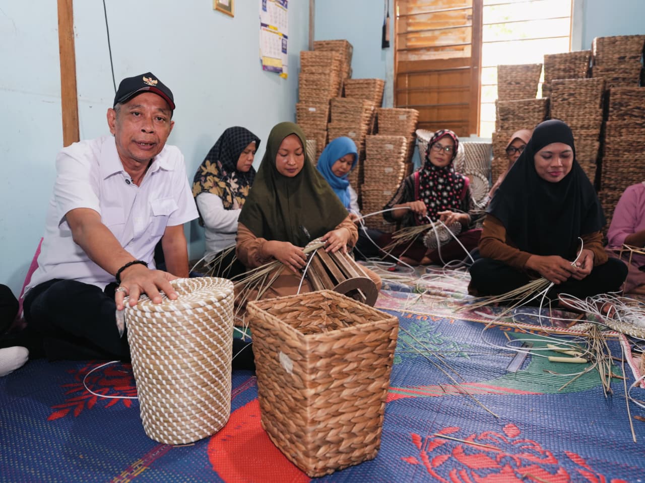 <p>Wakil Menteri Sosial Agus Jabo Priyono saat meninjau Kampung Berdaya Kemensos di Desa Kalisalak, Kecamatan Kebasen, Kabupaten Banyumas, Minggu, 31 Agustus 2025. (Dok. Kemensos)</p>

<p> </p>
