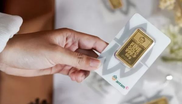 <p>Harga emas hari ini, Rabu 28 Agustus 2025, kembali bikin kejutan. Seperti gol telat di menit akhir, emas Antam naik Rp8.000 per gram ke Rp1,94 juta, sementara buyback ikut terkerek. Sentimen The Fed dan manuver Trump jadi motor penggerak harga emas dunia.</p>
