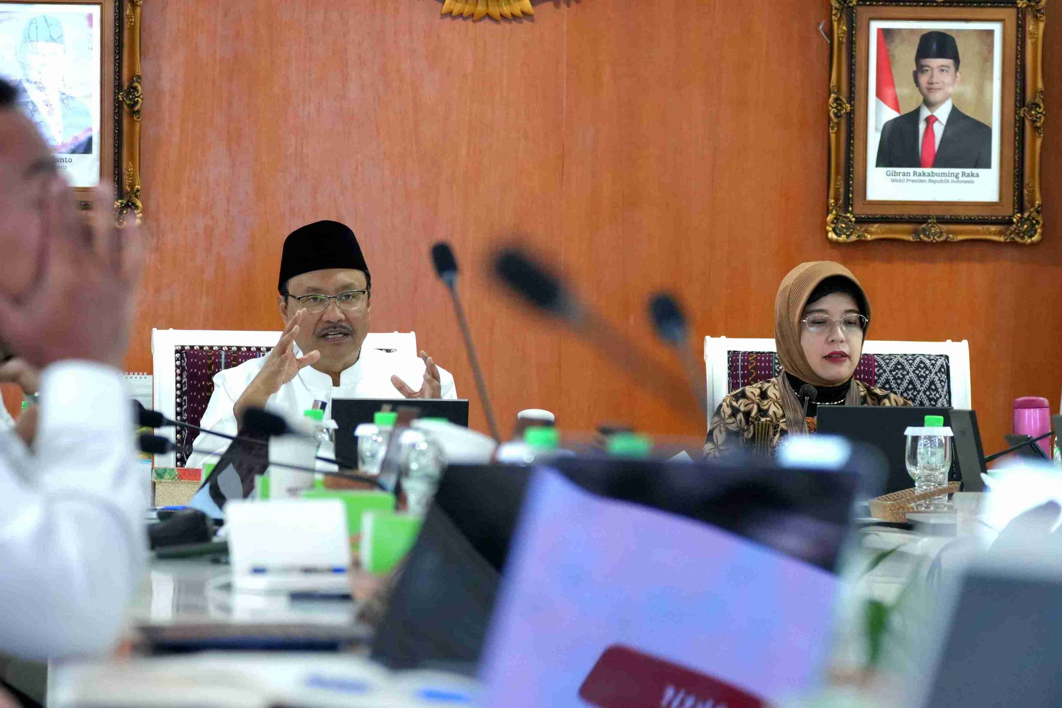 <p>Menteri Sosial Saifullah Yusuf bersama Kepala BPS Amalia Adininggar Widyasanti dalam rapat koordinasi pemutakhiran Data Tunggal Sosial Ekonomi Nasional (DTSEN) di Kantor Kemensos, Jakarta. Guna memastikan kelancaran dan ketepatan penyaluran bantuan sosial triwulan kedua tahun 2025. Foto: Dok. kemensos.go.id</p>
