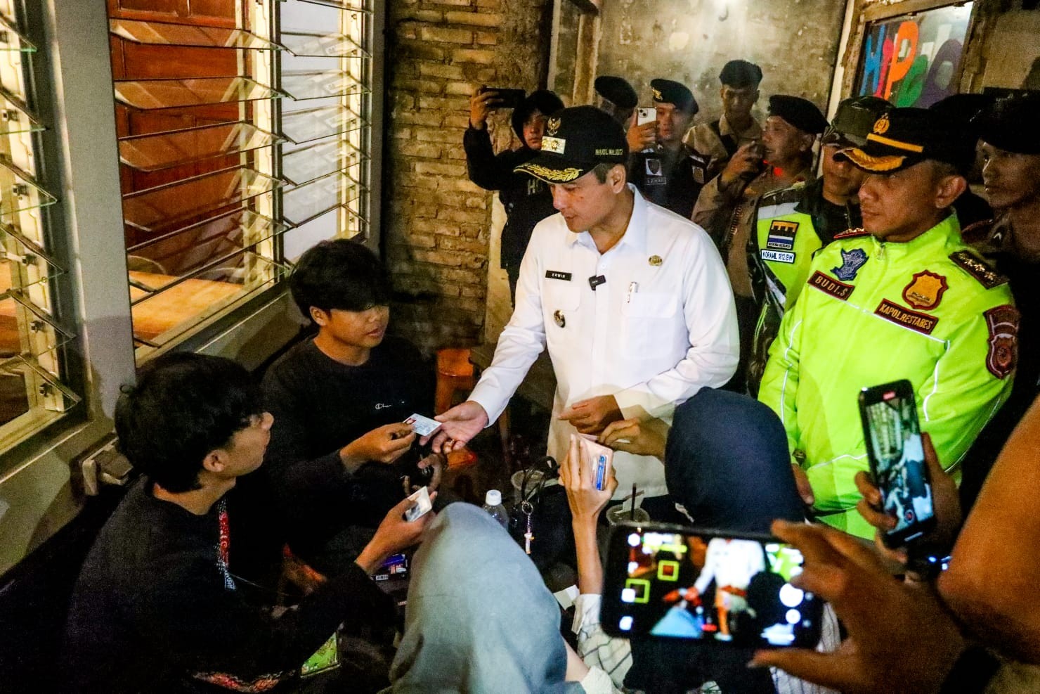 <p>Wakil Wali Kota Bandung, Erwin, turut turun langsung memantau lapangan pelaksanaan jam malam pelajar di wilayah Kecamatan Bandung Wetan, Kota Bandung, pada Rabu malam, 4 Juni 2025, (Dok.Pemkot Bandung)</p>
