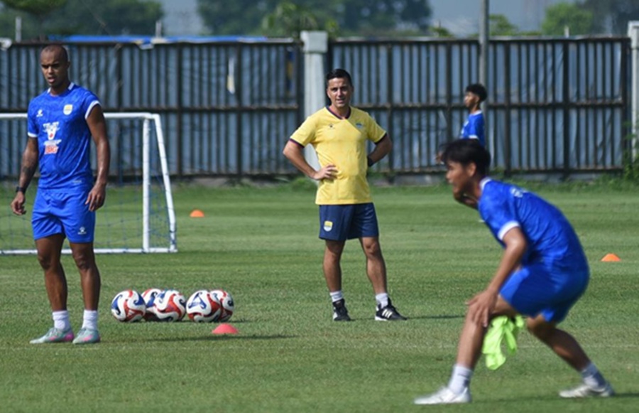 <p>Pelatih fisik Persib, Miro Petric mengakui tidak ada dampak serius terhadap persiapan menjelang laga melawan Persita. (Foto: Persib).</p>
