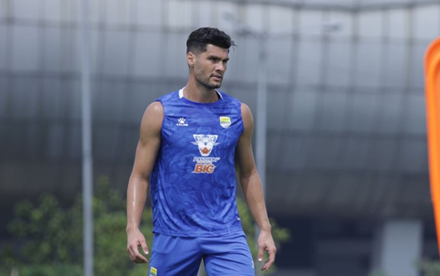 <p>Bek Persib, Julio Cesar bertekad melanjutkan tren positif tim saat menghadapi Dewa United. Foto: Persib.</p>
