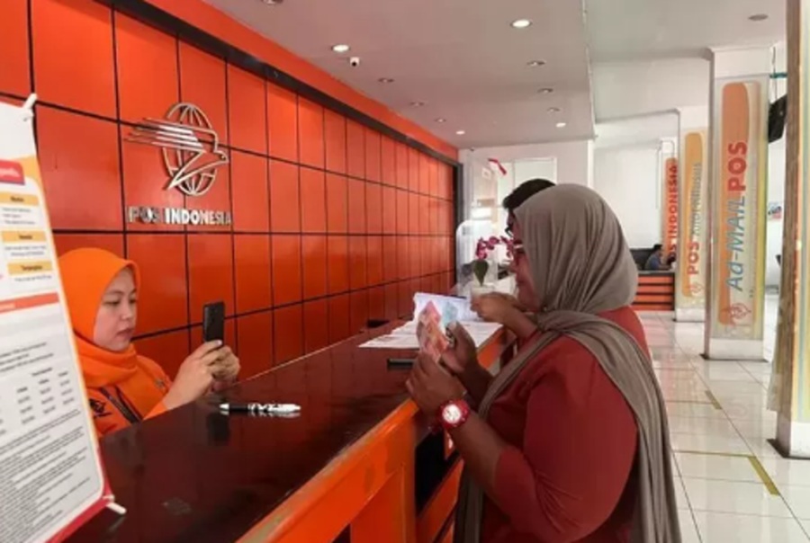 <p>Ilustrasi penerima manfaat mencairkan dana BSU di kantor pos. Berikut ini cara cek saldo BSU 2025 Rp600 ribu masuk rekening dan status cair. (Foto: Pos Indonesia).</p>
