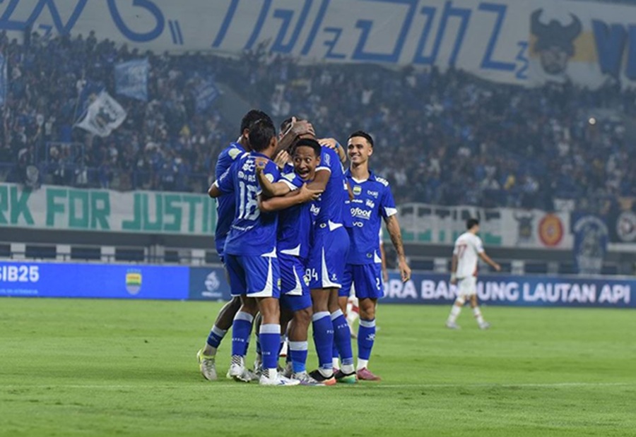 <p>Persib Bandung kena sanksi Komdis PSSI diharuskan membayar denda sebesar Rp115 juta. Foto: Persib.</p>
