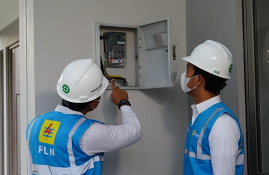 <p>Ilustrasi petugs PLN mengecek meteran listik. Berikut rincian tarif listrik yang berlaku hingga akhir tahun 2025 untuk semua golongan baik non-subsidi atau subsidi. Foto: PLN.</p>
