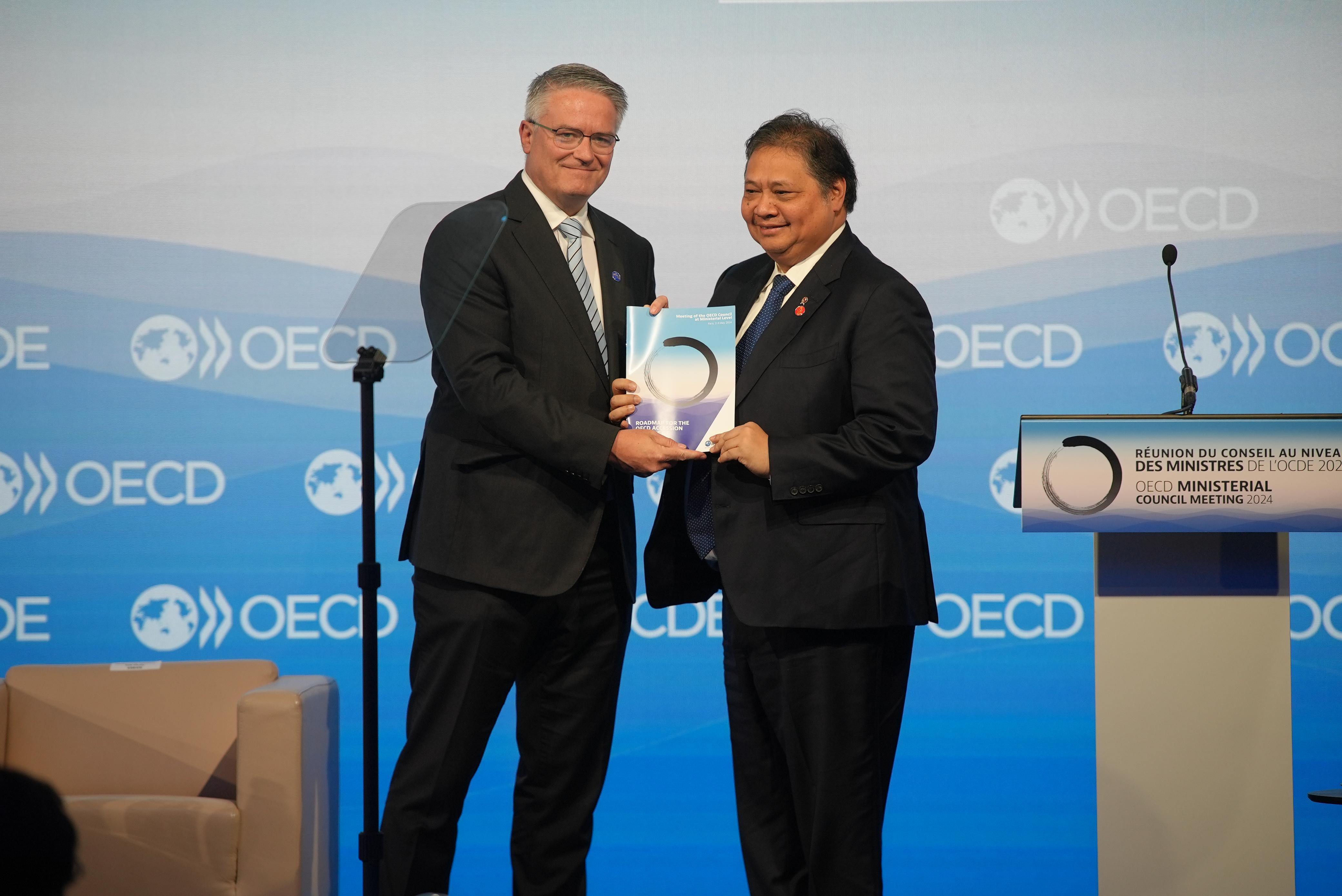 <p>Menko Airlangga selaku Ketua Pelaksana Tim Nasional Aksesi OECD  mewakili Pemerintah Indonesia sampaikan Initial Memorandum (IM) secara resmi kepada Sekretaris Jenderal OECD Matthias Cormann. (Dok Kemenko Ekonomi) </p>
