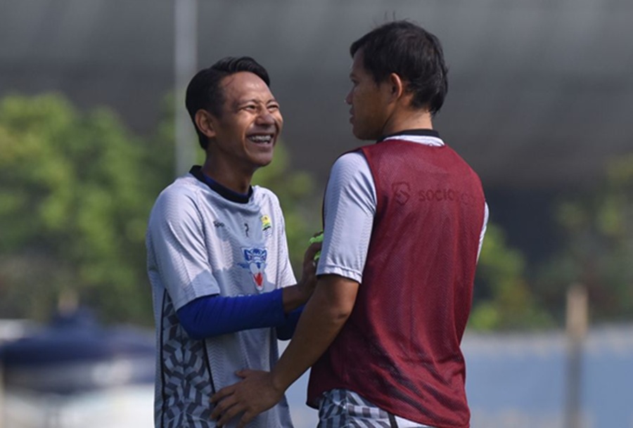 <p>Beckham Putra dengan Adam Alis. Gelandang Persib tersebut berharap agar tim cepat beradaptasi dengan kehadiran pemain baru. (Foto: Persib.co.id).</p>
