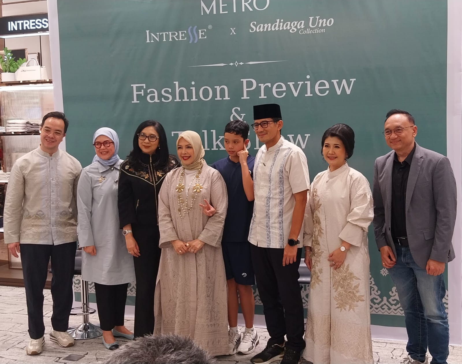 <p>Sandiaga Uno mengenakan kemeja dengan motif tenun Riau yang produksi Intresse. Di sebelah kirinya Direktur PT Naga Intan Sentosa, Fanny Kurniawan, yang merancang semua motif tenun Intresse. (Dok. Sokoguru/Rosmery)</p>
