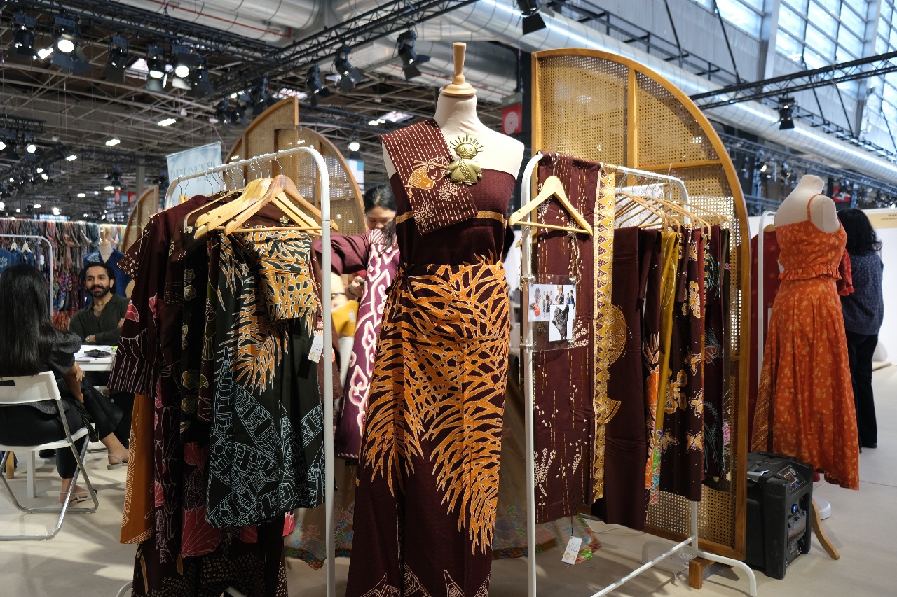 <p>Sebanyak empat desainer batik nasional binaan Pemerintah Provinsi DKI Jakarta dan PT Pelindo turut serta dalam pameran Who’s Next Paris 2025 di Parc des Expositions, Porte de Versailles, Paris, Prancis pada 6-8 September 2025. (Dok.  Atase Perdagangan RI Paris)</p>
