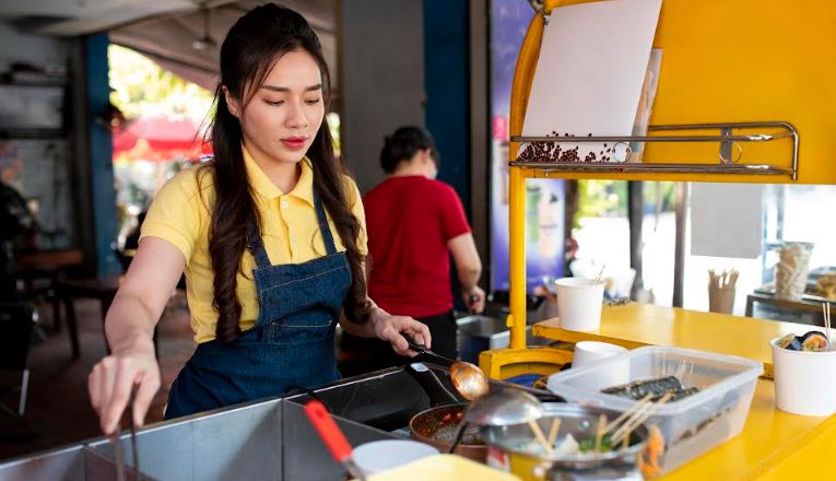 <p>Ilustrasi Pedagang Makanan. Pedagang kuliner wajib tahu! Alasan ke-5 gabung koperasi ini bikin kaget. Usaha makin cuan, makin aman, makin luas jangkauannya! Foto : Freepik</p>
