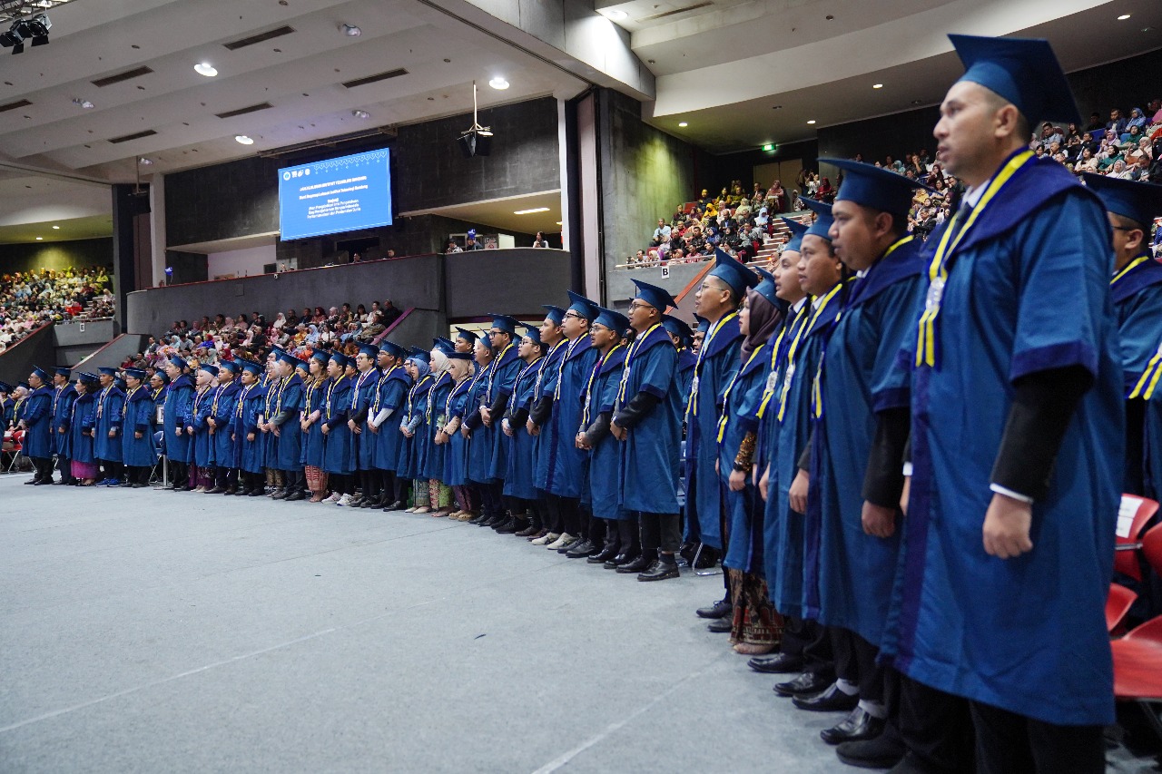 <p>Institut Teknologi Bandung (ITB) menyelenggarakan Wisuda Pertama Tahun Akademik 2025/2026 di Sasana Budaya Ganesa (Sabuga) ITB, Bandung, Kamis, 23 Oktober 2025. ITB mewisuda sebanyak 2.946 wisudawan dari jenjang sarjana, magister, dan doktor. (Dok. ITB)</p>

<p> </p>
