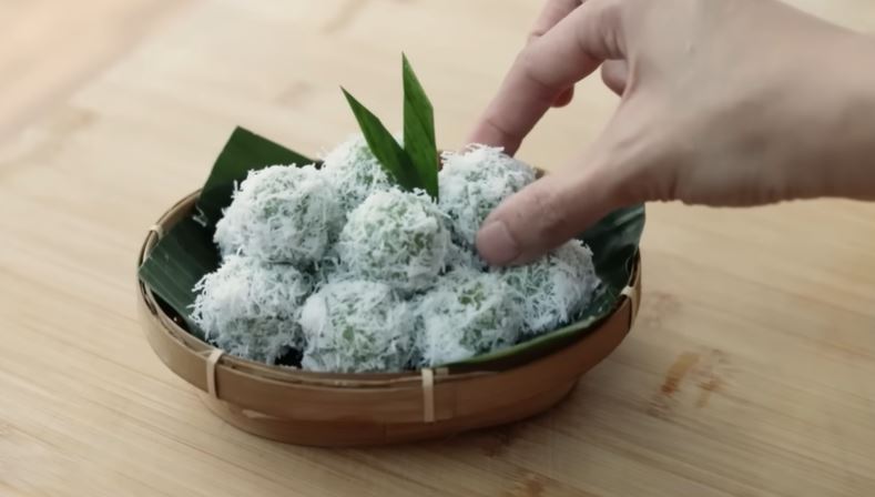 <p>Cobain resep klepon tradisional ala Chef Devina! Empuk, kenyal, dan manis. Tutorial lengkap bisa dipraktikkan di rumah, dijamin lezat.</p>
