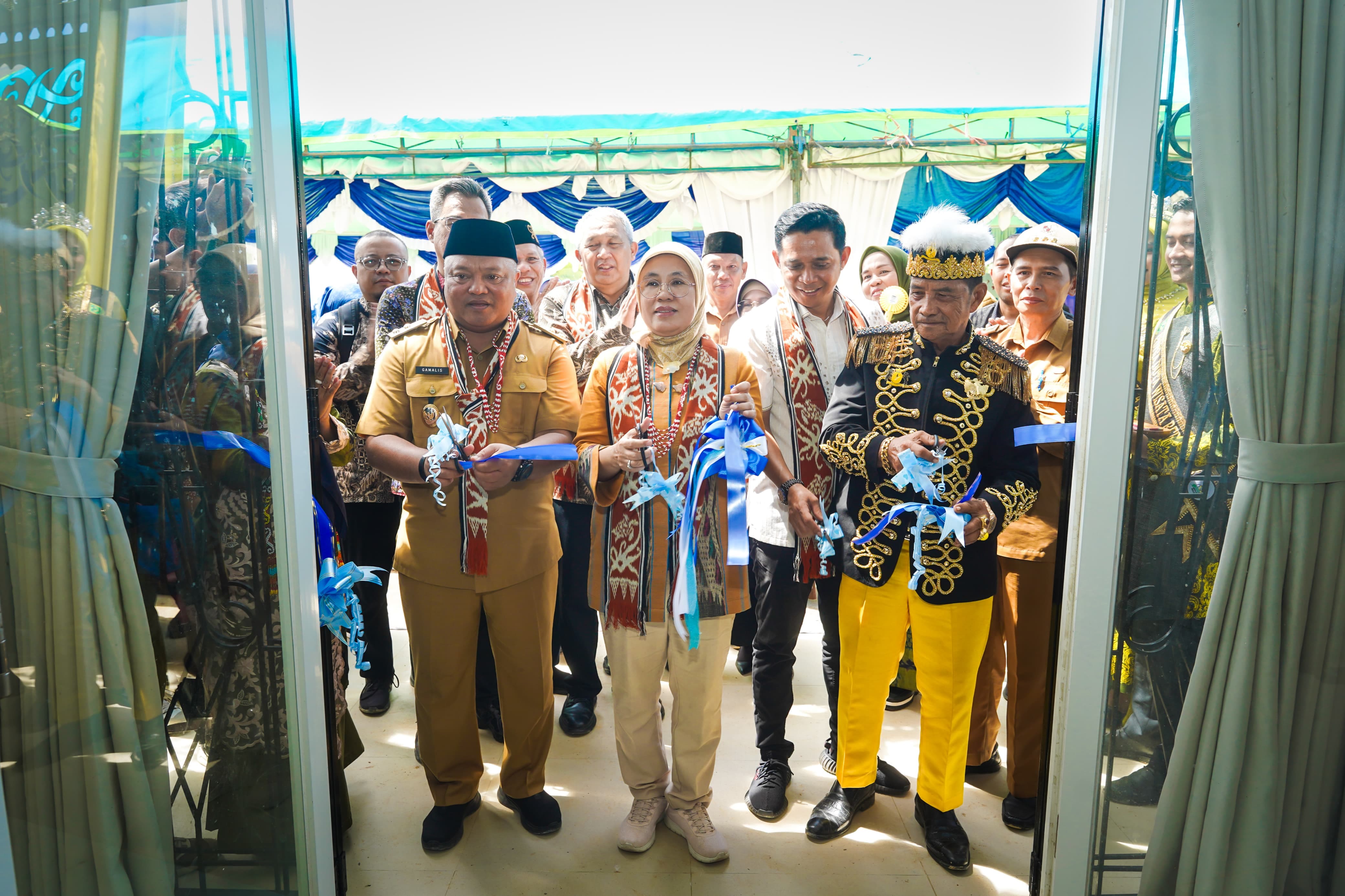 <p>Direktur Jenderal Industri Kecil, Menengah dan Aneka (IKMA) Reni Yanita meresmikan  Sentra IKM Tenun Sambaliung di Sukun Tengah Kabupaten Berau, Kalimantan Timur, beberapa waktu lalu. (Dok. Kemenperin)</p>
