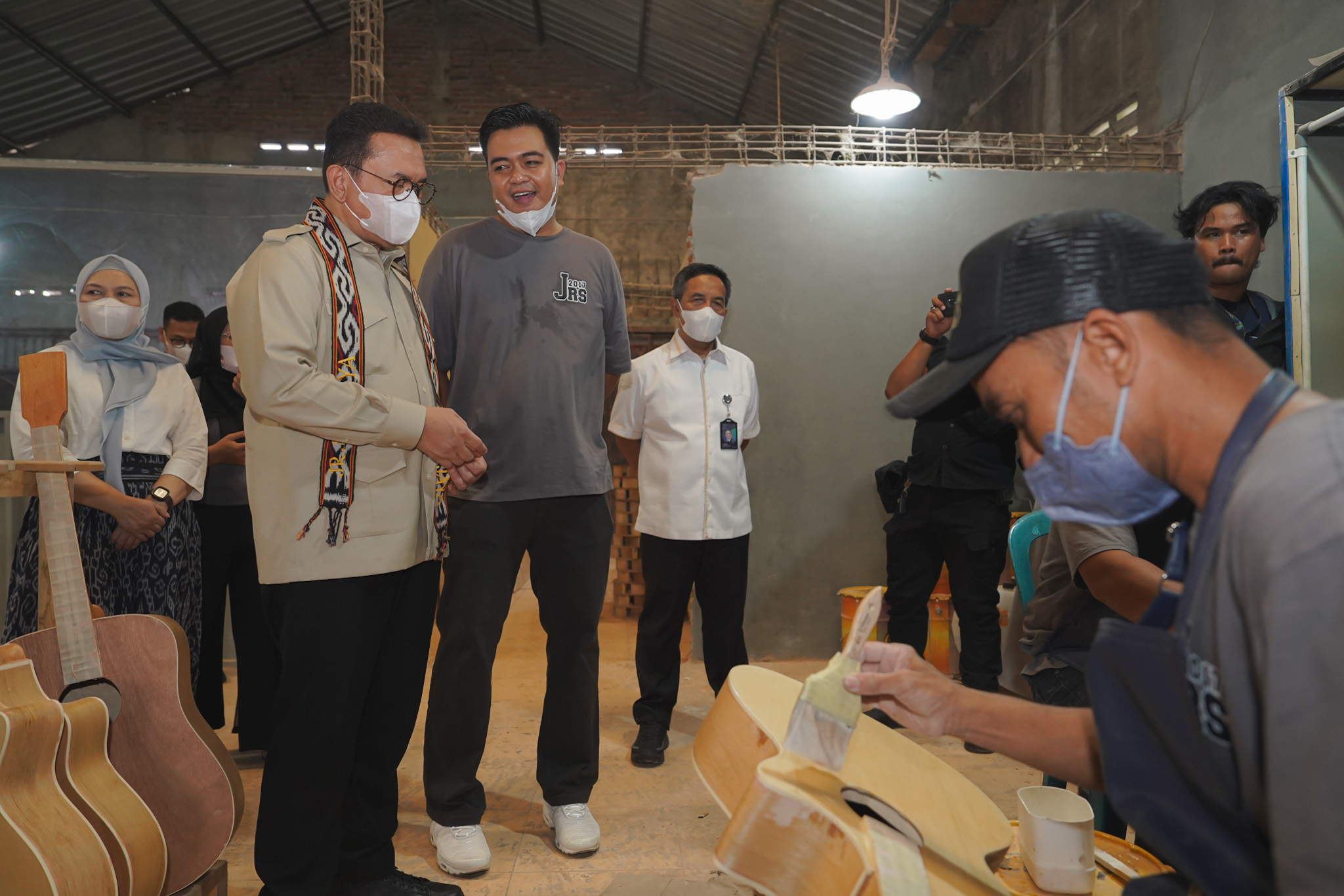 <p>Menteri Perdagangan, Budi Santoso mengunjungi produsen gitar akustik JR Sanjaya, Klaten, Jawa Tengah, Jumat, 5 Desember 2025. JR Sanjaya merupakan contoh UMKM alat musik yang memiliki potensi besar menembus pasar ekspor. (Dok. Kemendag)</p>
