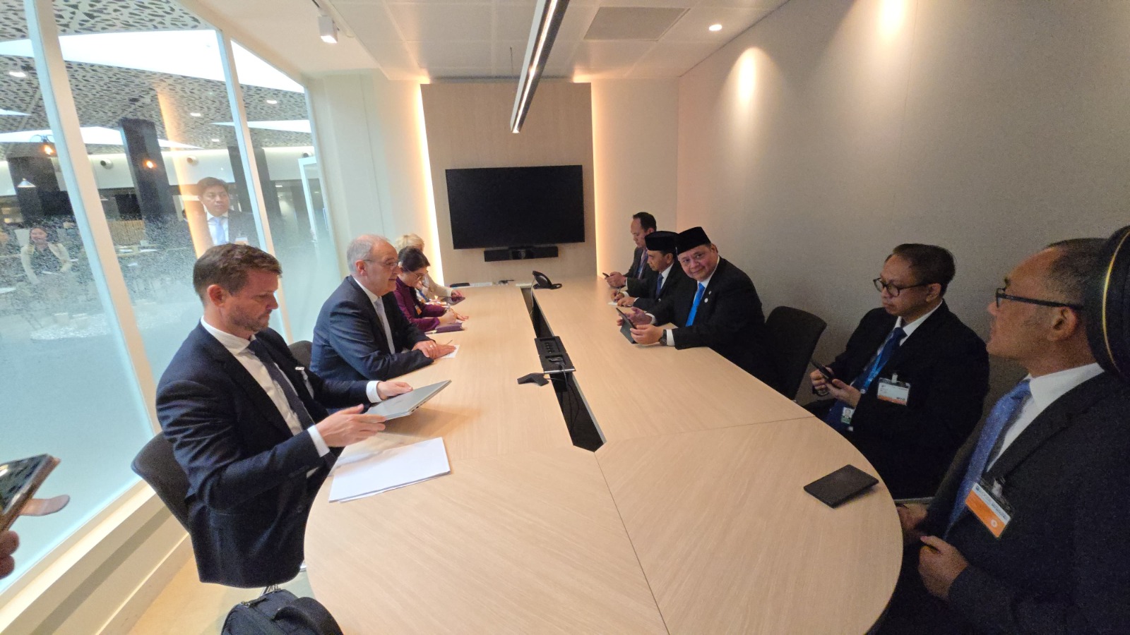 <p>Pertemuan antara Menko Airlangga dan Menteri Perdagangan serta Federal Councillor Swiss Guy Parmelin berlangsung pada Selasa, 3 Juni 2025 petang waktu Paris. (Dok. Kemenko Ekonomi)</p>
