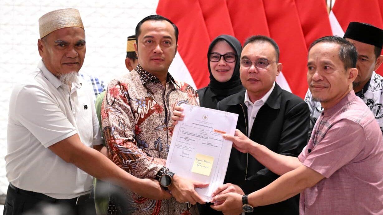 <p>Presiden Prabowo Subianto memberikan rehabilitasi kepada dua guru asal Kabupaten Luwu Utara, Sulawesi Selatan, yaitu Abdul Muis dan Rasnal, sesaat setelah Presiden Prabowo tiba kembali di Tanah Air, Kamis, 13 November 2025) dini hari, usai kunjungan kenegaraan ke Australia. (Dok. BPMI Setpres/Kris)</p>
