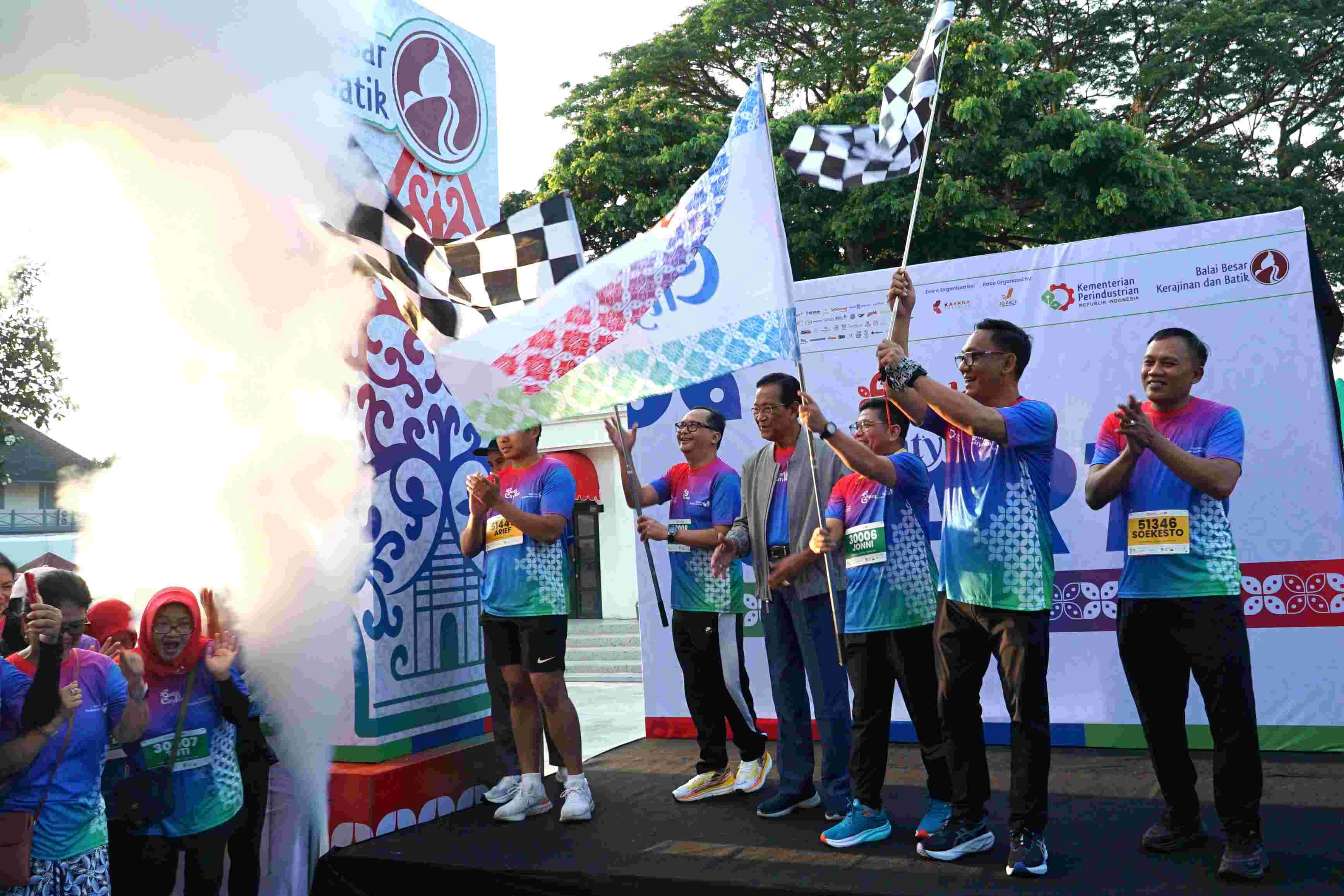 <p>Balai Besar Standardisasi dan Pelayanan Jasa Industri Kerajinan dan Batik (BBSPJIKB) sukses menyelenggarakan Batik City Run (BCR) 2025 di Yogyakarta, Minggu 12 Oktober 2025. Pada momentum Batik City Run (BCR) 2025, PT Panasonic Gobel Indonesia memperkenalkan produk mesin cuci Seri Batik model NA-W80BBZ4. (Dok. Kemenperin)</p>

<p> </p>
