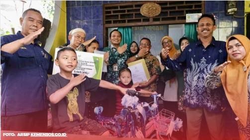 <p>Ilustrasi : Kemensos Respons Cepat Kasus Pemulung Anak yang Viral di Sentul. Bocoran! Ini 5 penyebab dana bansos PKH & BPNT tahap 2 tidak cair ke rekening. Cek solusinya agar hak bantuan sosial Anda tetap tersalurkan! Foto : Kemensos.go.id <br />
 </p>
