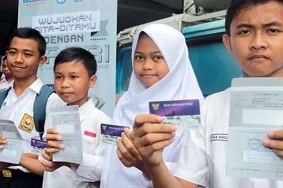 <p>Ilustrasi siswa menunjukkan kartu PIP. Berikut cara cek penerima PIP 2025, panduan mencairkan dana bantuan pendidikan di bank penyalur, hingga batas akhir aktivasi rekening.</p>

