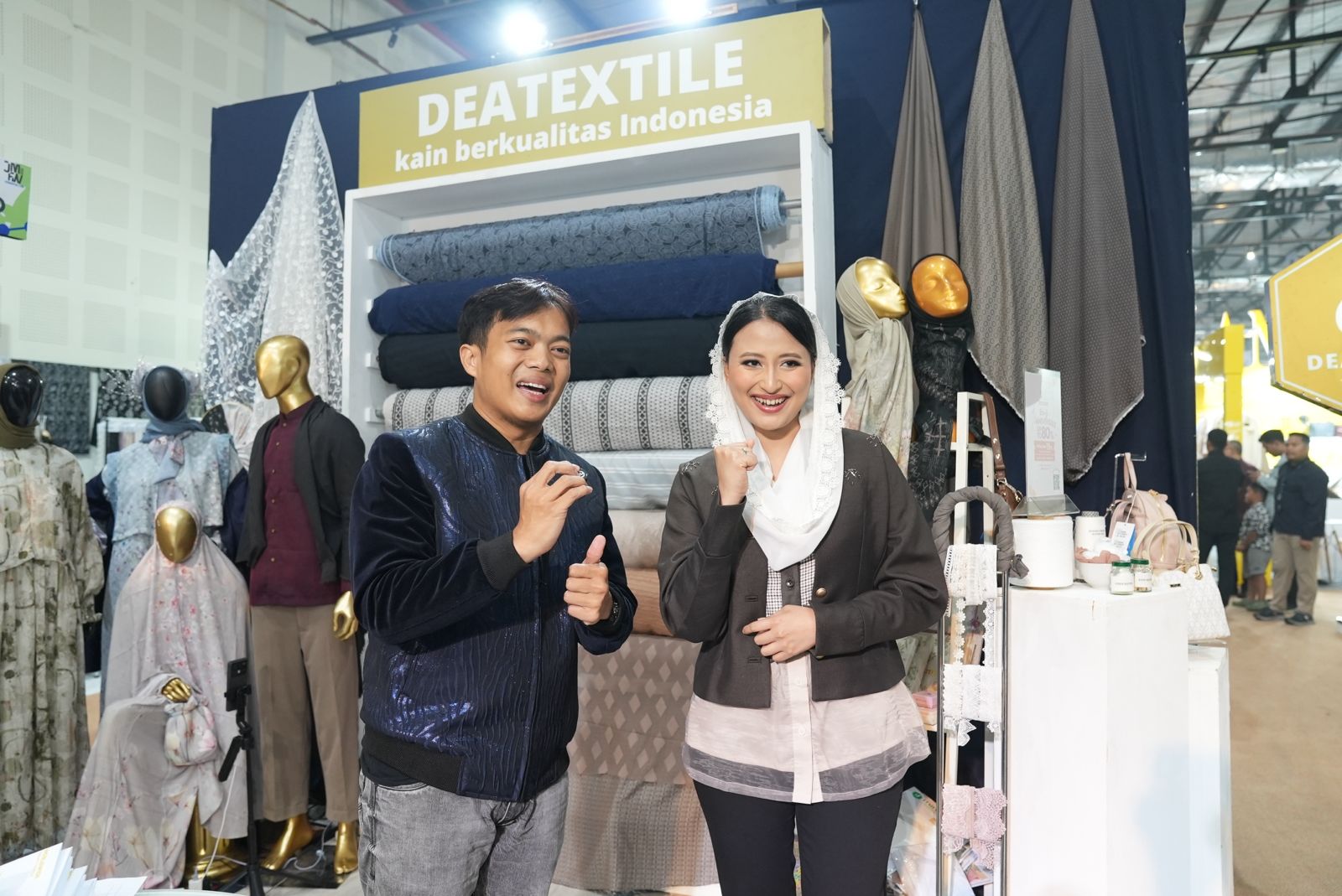 <p>Deatextile, salah satu produsen kain bagi banyak jenama modest fashion Indonesia mendapat apresiasi dari Wamendag Roro atas keikutsertaannya pada JMFW 2026. (Dok. Kemendag)</p>

<p> </p>
