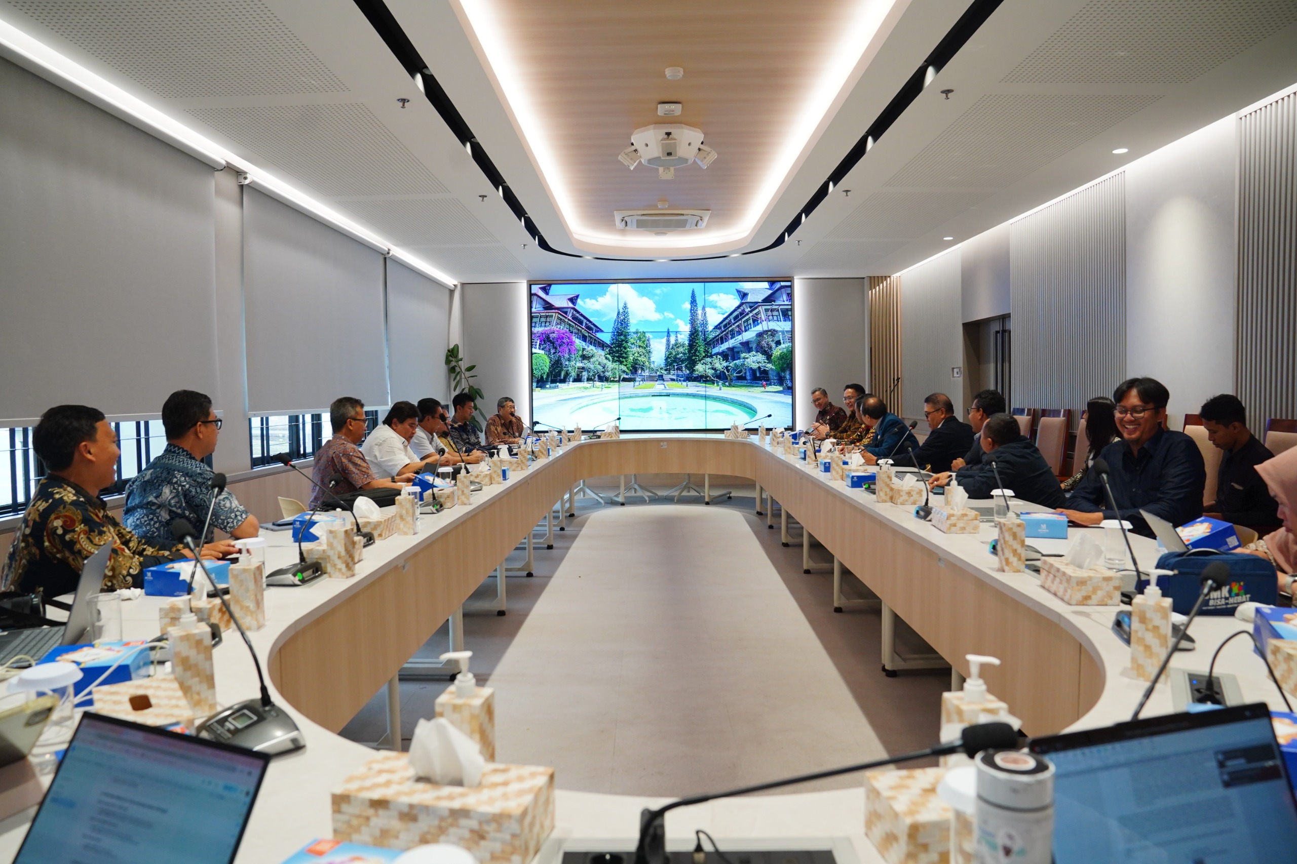 <p>Kunjungan delegasi Kemdiktisaintek, NEDO, dan PT TMMIN di Ruang Rapim A, Gedung Rektorat ITB,&nbsp; Kamis, 8 Januari 2026. (Dok. ITB)</p>
