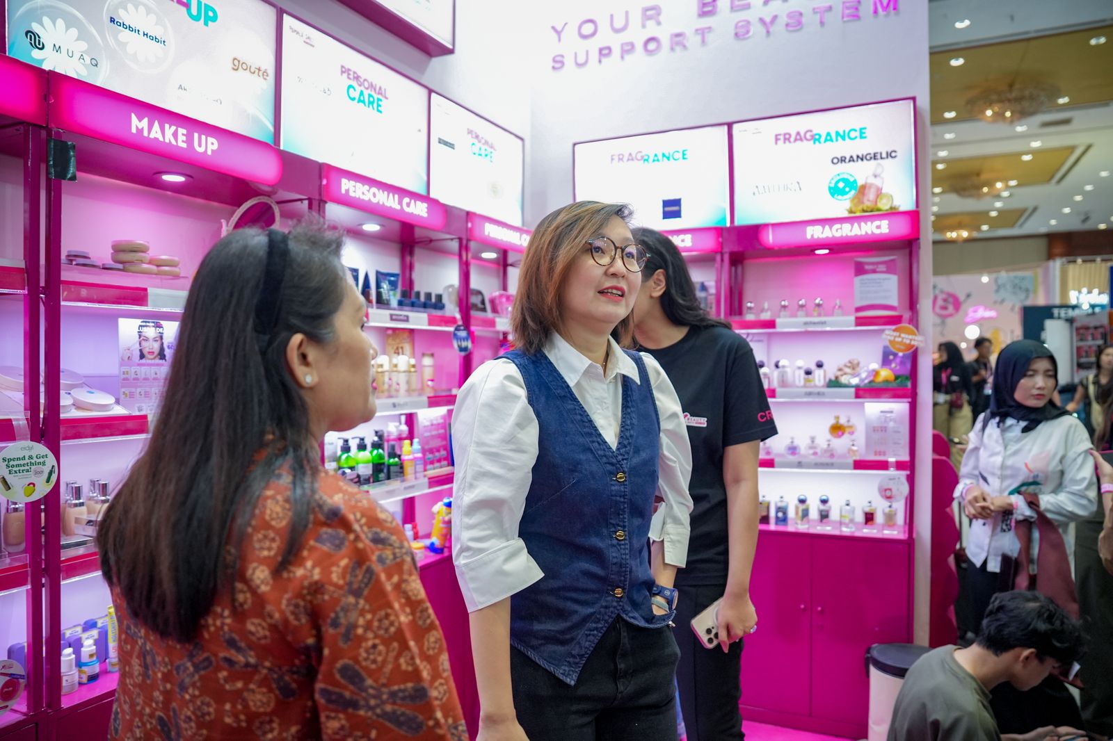 <p>Wakil Menteri Ekonomi Kreatif/Wakil Kepala Badan Ekraf (Ekraf), Irene Umar, meninjau salah satu booth produk kecantikan, seusai pembukaan pameran Jakarta x Beauty 2025 di Jakarta Convention Center (JCC), Kamis,  4 Desember 2025. (Dok. Kementerian/Badan Ekraf)</p>

<p> </p>
