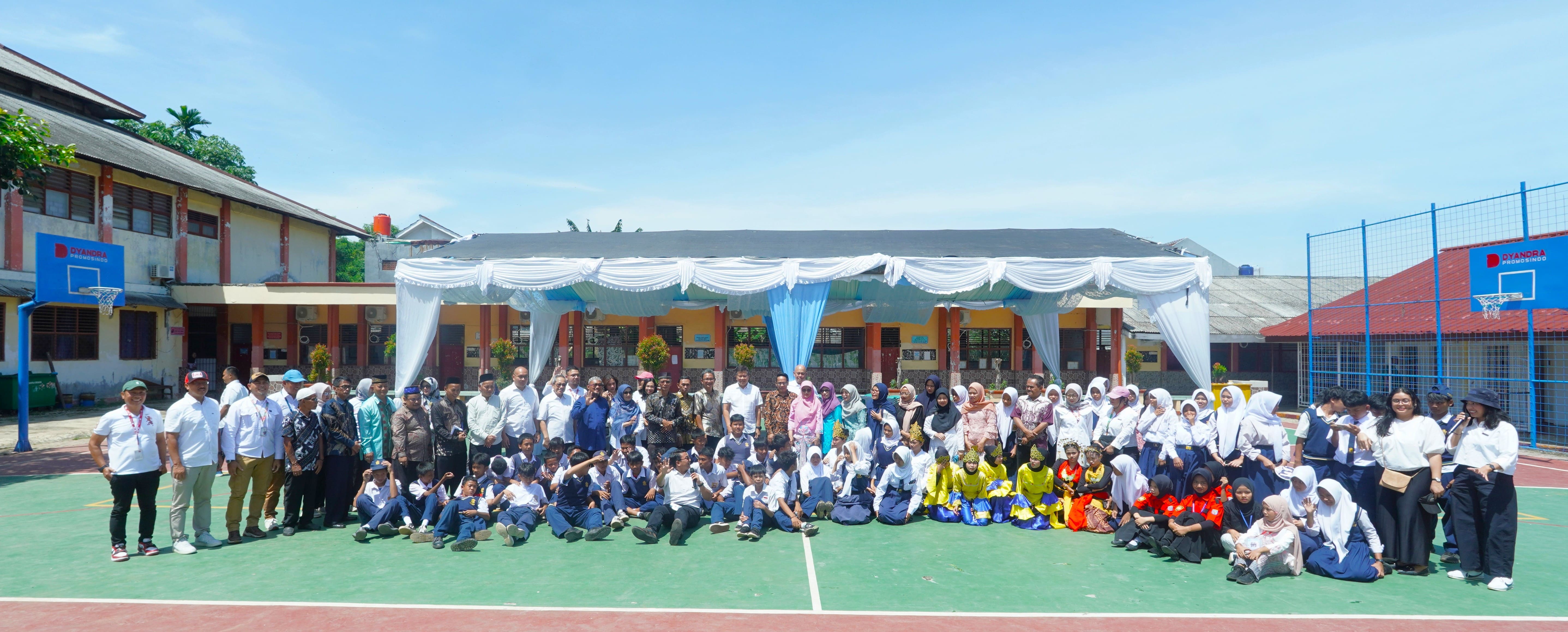 <p>Dyandra Promosindo ikut serta dalam mendukung peningkatan kualitas pendidikan Indonesia melalui kegiatan Corporate Social<br />
Responsibility (CSR) berupa perbaikan dan peningkatan fasilitas pada SMP Ganesa Satria di Depok, Jawa Barat. Acara berlangsung di lingkungan sekolah pada Selasa, 25 November 2025.</p>

