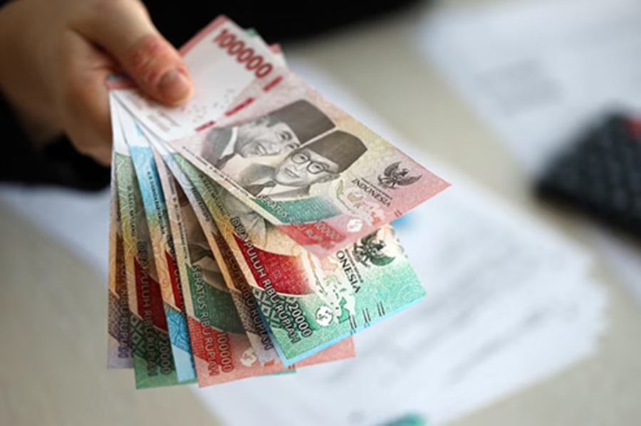 <p>Ilustrasi uang rupiah. Berikut jadwal pencairan 10 bansos yang berlaku Juni 2025, cek syarat dan penerimanya di sini. (Foto: Freepik).</p>
