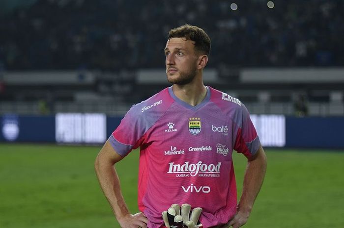 <p>Kiper Persib, Adam Józef Przybek. Bobotoh Harus Bersabar, Cedera Adam Przybek Bikin Persib Kehilangan Kekuatan Utama di Super League</p>

<p>Kiper asing Persib Bandung, Adam Przybek, terlihat masih menjalani pemulihan cedera engkel. Absennya sang kiper membuat Maung Bandung harus kehilangan salah satu kekuatan utamanya di Super League 2025/2026. Foto @persib.</p>
