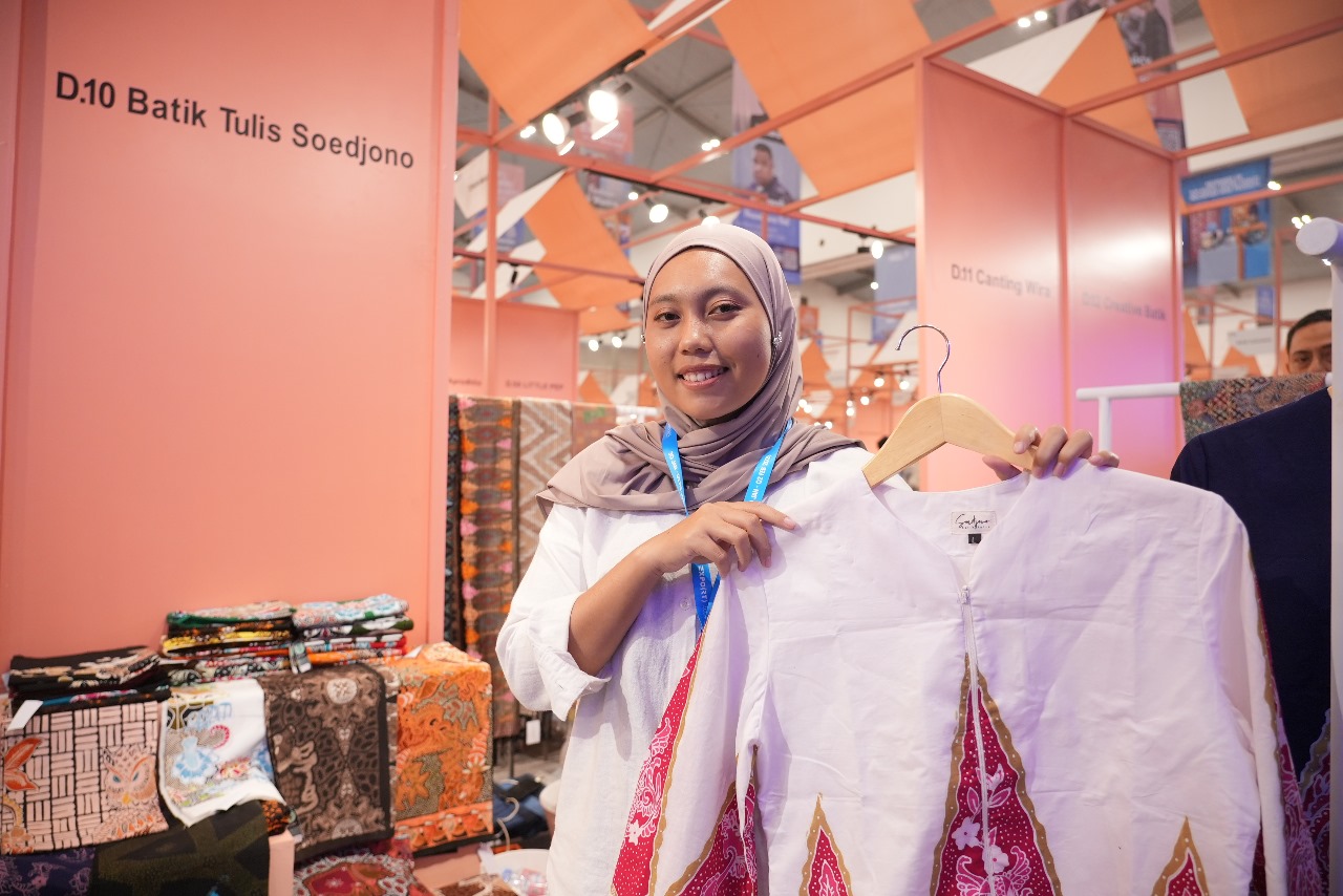 <p>Batik Tulis Soedjono yang didirikan Umbar Basuki menawarkan konsep unik berupa batik tulis custom—pelanggan bebas menciptakan motif sesuai imajinasi mereka. (Dok.BRI)</p>
