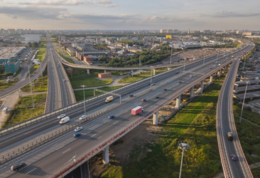 <p>Ilustrasi jalan tol. Terkait skema pemberian diskon tarif tol 20% dalam kebijakan stimulus ekonomi 2025, Menteri PU sebut masih tahap diskusi untuk finalisasi. (Foto: Freepik).</p>
