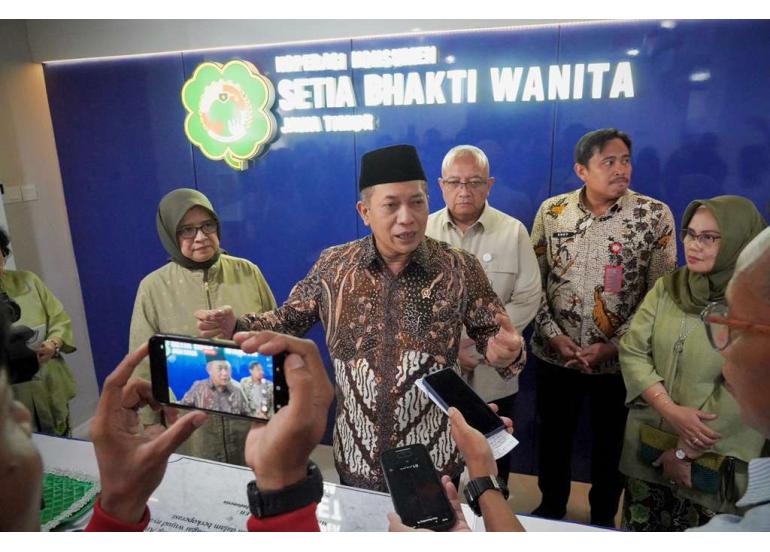 <p>Menteri Koperasi (Menkop) Ferry Juliantono, Selasa, 28 Oktober 2025, mengungkapkan, eksistensi dan perjalanam panjang Koperasi Konsumen Setia Bhakti Wanita (SBW) Jatim  sangat menginspirasi bagi para pelaku koperasi wanita di seluruh Indonesia, termasuk Koperasi Desa/Kelurahan (Kopdes/Kel) Merah Putih. (Dok. Kemenkop)</p>
<p> </p>