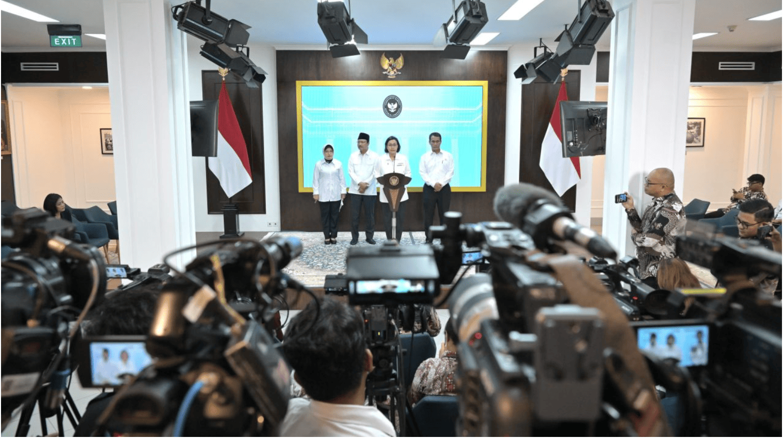 <p>Kepala Badan Pusat Statistik (BPS) Amalia Adininggar Widyasanti, Menteri Sosial Saifullah Yusuf, Menteri Keuangan Sri Mulyani, dan Menteri Pertanian Andi Amran Sulaiman menyampaikan keterangan pers usai rapat terbatas bersama Presiden Prabowo di Istana Merdeka, Jakarta, Senin, 2 Juni 2025. (Dok. BPMI Setpres/Kris)</p>
