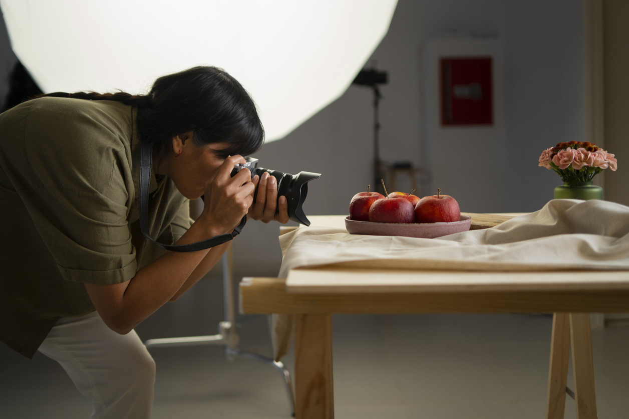 <p>Ilustrasi jasa fotografi dan videografi. UMKM jasa yang mengandalkan keterampilan mengambil gambar dengan modal kecil. Foto: Freepik.</p>
