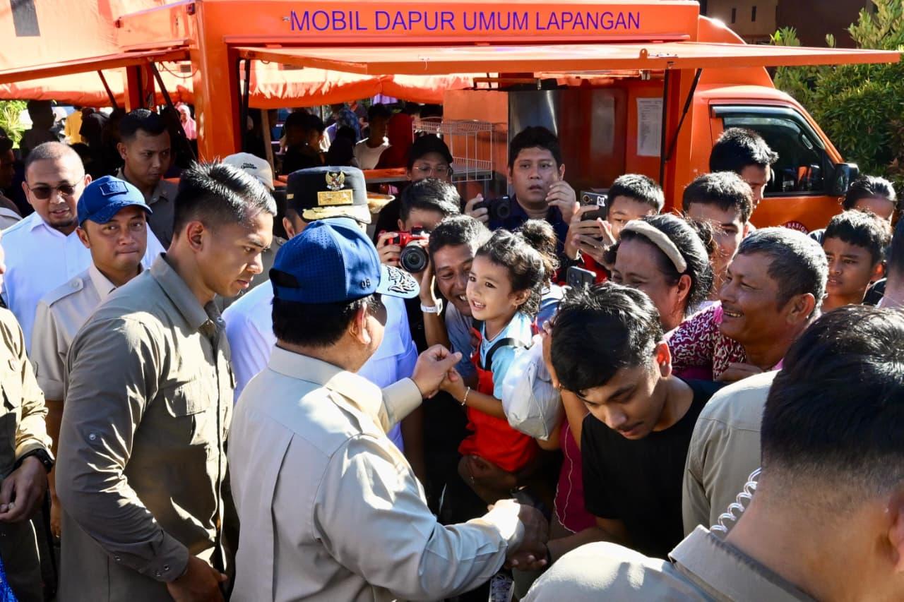 <p>Usai mengunjungi Aceh dan Sumatera Utara, Presiden Prabowo Subianto juga meninjau langsung posko pengungsian di Perumahan Kasai Permai, Kabupaten Padang Pariaman, Sumatera Barat, Senin, 1 Desember 2025 Sore. (Dok. BPMI Setpres) </p>
