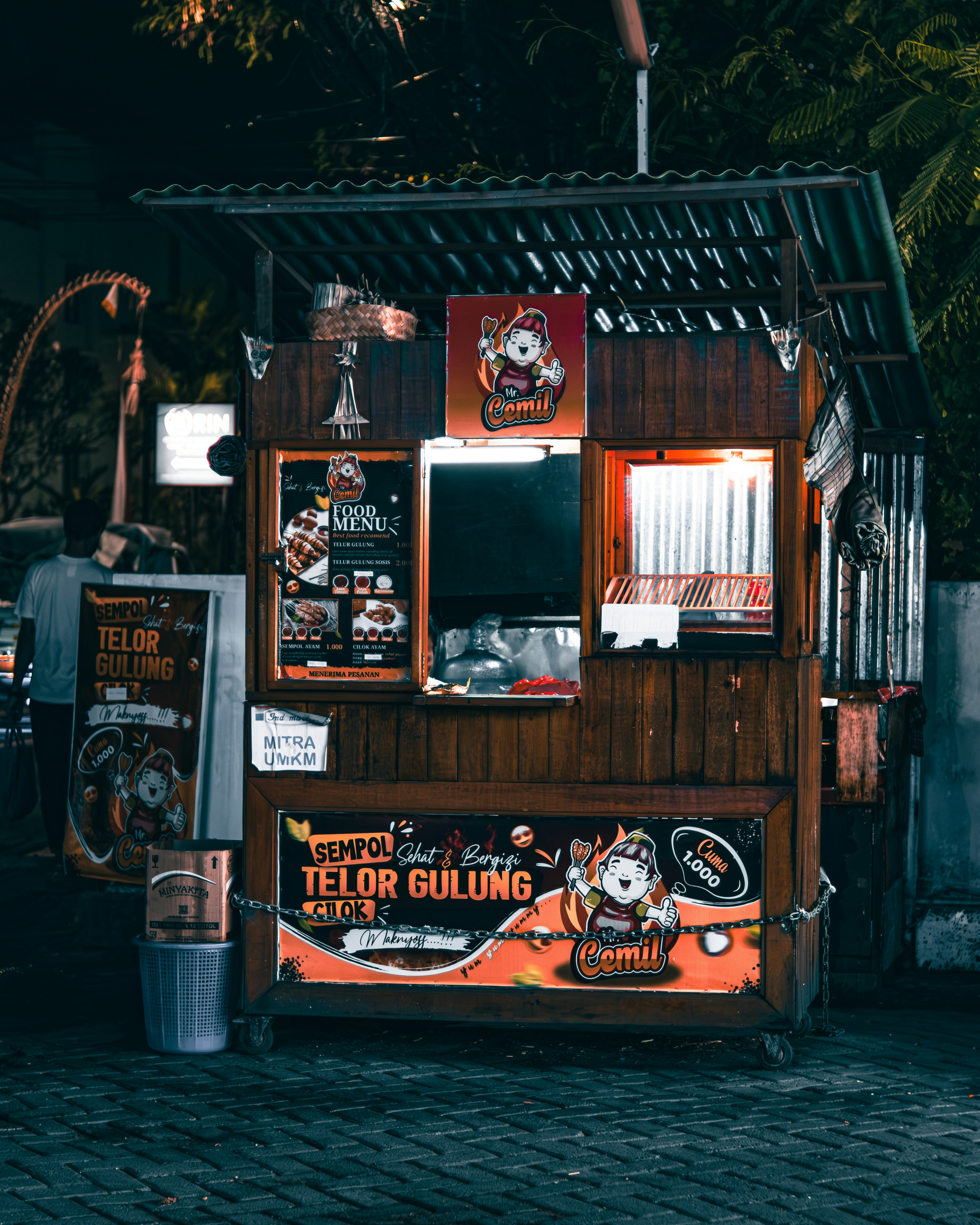 <p>Ilustrasi stand pedagang kaki lima menjual telur gulung. Ingin mengajukan KUR BRI dan cepat cair dananya? Simak ini tips pengajuan KUR BRI yang perlu diperhatikan. Foto: unsplash/Kush Dwivedi</p>
