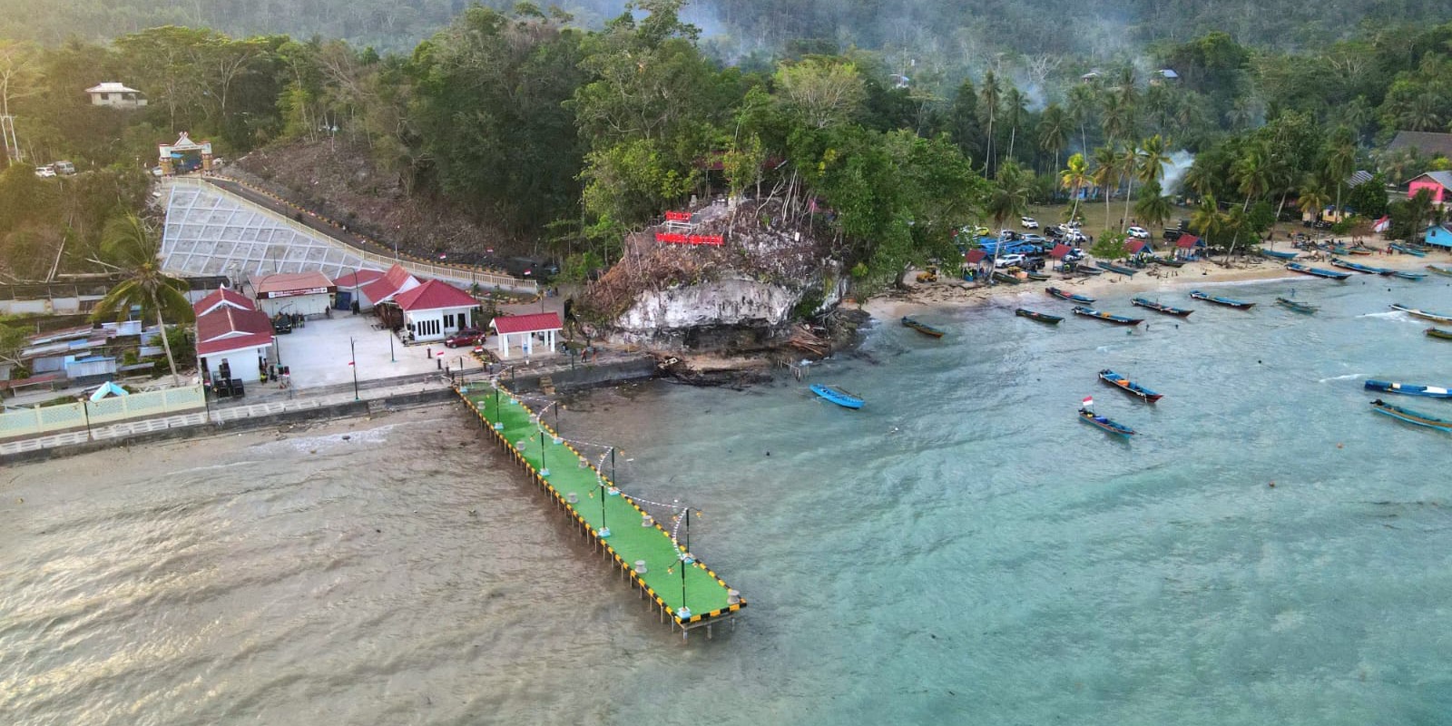 <p>Program Kampung Nelayan Merah Putih merupakan penguatan dan kelanjutan dari Program Kampung Nelayan Modern dan Kampung Perikanan Budi Daya yang sebelumnya telah berhasil mengubah citra kawasan nelayan dan pembudi daya dari yang kumuh menjadi produktif dan berdaya saing. (Dok. KKP)</p>
