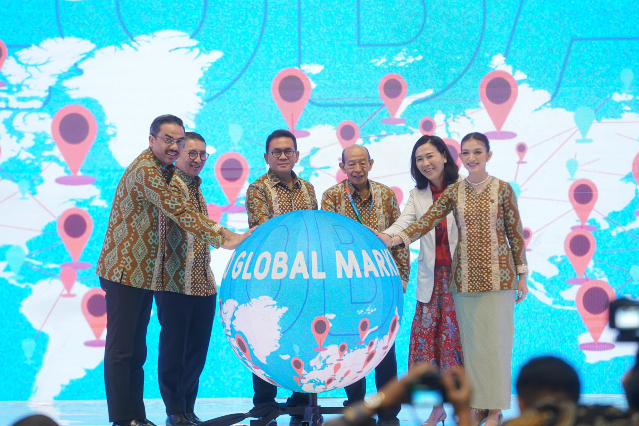 <p>Menteri Perdagangan Budi Santoso membuka pameran Inacraft October 2025  Youthpreneurs di Jakarta International Convention Center (JICC) Senayan, Jakarta, Kamis, 2 Oktober 2025. Turut hadir  Ketua Umum Dekranas Pusat, Selvi Gibran Rakabuming. Menteri Kebudayaan Fadli Zon, Wakil Menteri Pemberdayaan Perempuan dan Perlindungan Anak Veronica Tan, Ketua Umum BPP Asephi Muchsin Ridjan dan Menteri UMKM Maman Abdurrahman. (Dok. Kemendag)</p>
