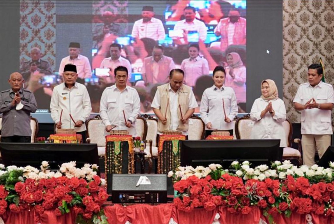 <p>Ilustrasi Menkop Budi Arie Setiadi bersama Gubernur Maluku Utara dan jajaran pejabat daerah saat peluncuran Kopdes Merah Putih di Tidore Kepulauan. Maluku Utara jadi contoh nasional bagaimana koperasi desa mampu mewujudkan kemandirian ekonomi, memutus rantai rentenir dan pinjol ilegal. Foto: Dok. kop.go.id</p>
