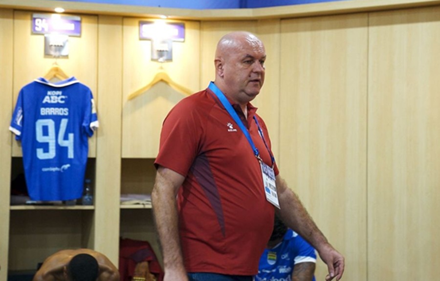 <p>Pelatih Persib, Bojan Hodak mengakui jika punya banyak opsi untuk menurunkan pemain pengganti Lucho yang absen lawan Bali United akibat sanksi kartu merah di laga sebelumnya. Foto: Persib.</p>