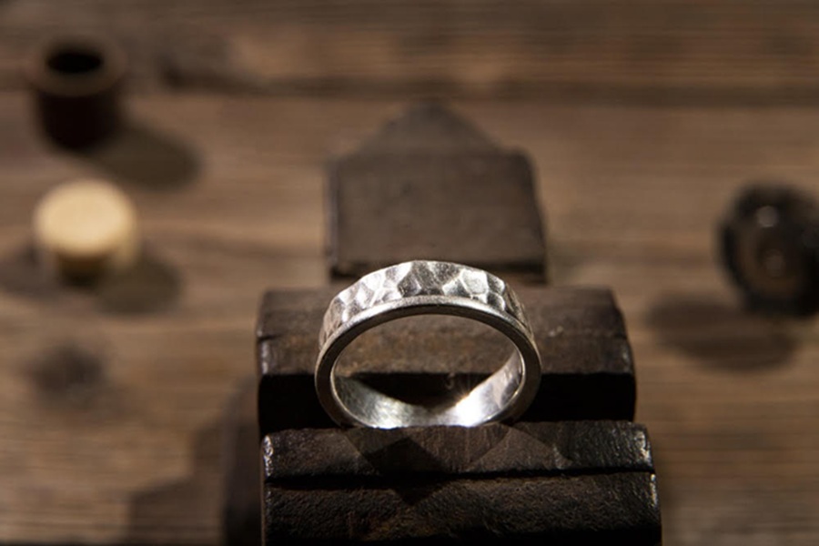 <p>Ilustrasi cincin perak. Perak menjadi alat lindung nilai yang lebih masuk akal disaat harga emas semakin tidak terjangkau. (Foto: Freepik).</p>
