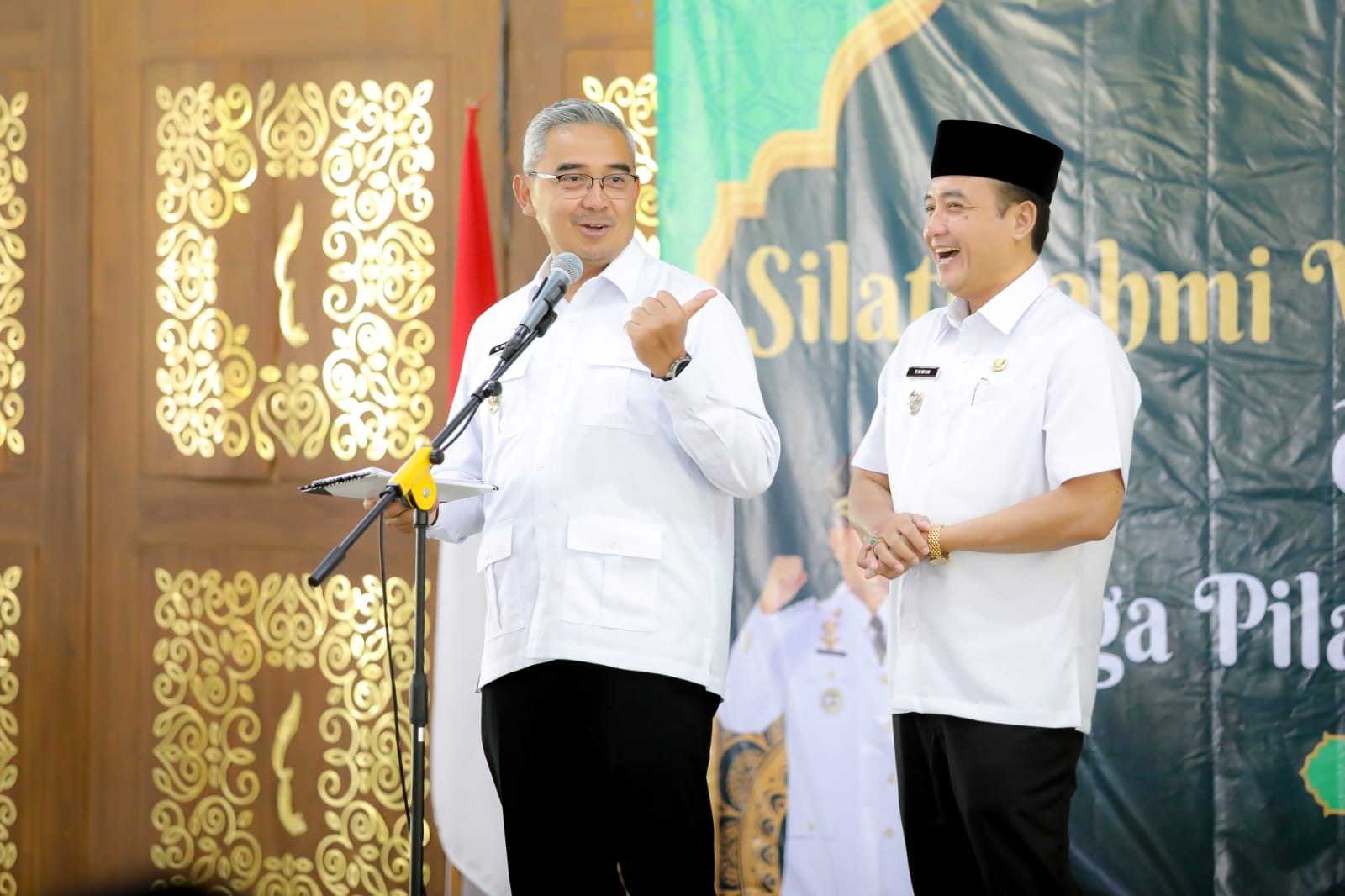 <p>Wali Kota Bandung Muhammad Farhan (kiri) bersama Wakil Wali Kota Bandung Erwin pada suatu kegiatan di Kota Bandung. (Dok.Pemkot Bandung)</p>

