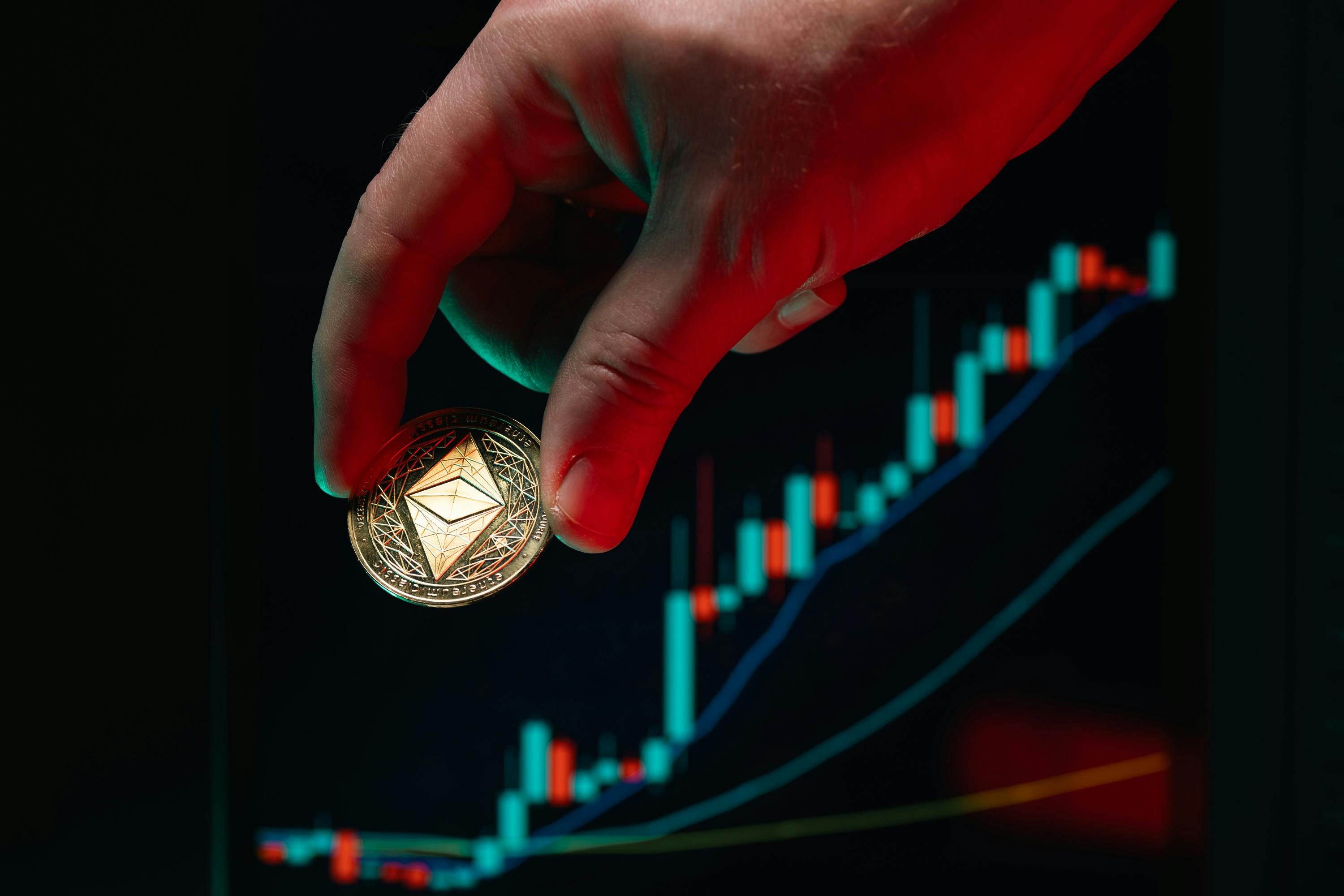 <p>Ilustrasi grafik harga emas vs crypto, mana yang lebih unggul di tahun 2025. (sumber: pexels)</p>
