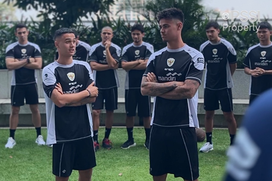<p>Eliano Reijnders (kiri) dikabarkan akan segera bergabung Persib. Pelatih Bojan Hodak berikan reaksi tidak terduga. (Foto: PSSI).</p>
