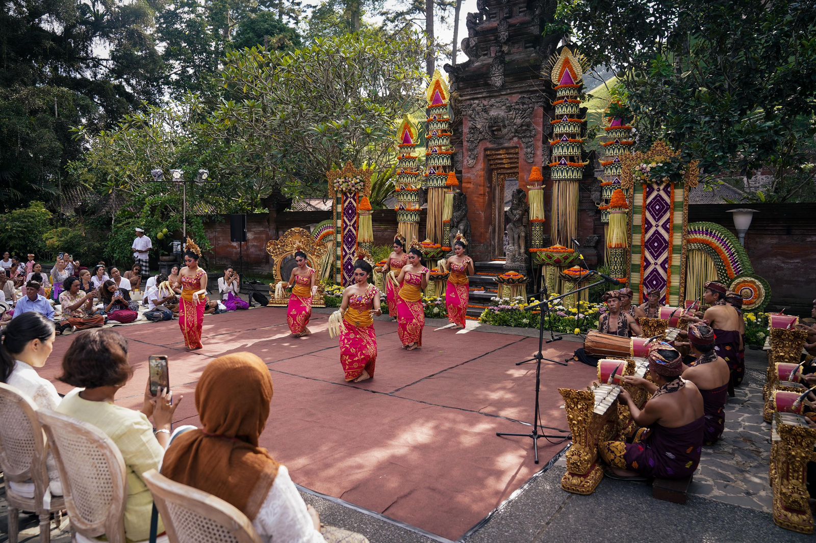 <p>Ilustrasi para turis menyaksikan pertujuan seni tari di Bali. Ketua DPR RI Puan Maharani menyoroti gelombang pemutusan hubungan kerja (PHK) yang terus melanda sektor pariwisata dan industri di Bali. (Dok.Kemenparekraf)</p>

