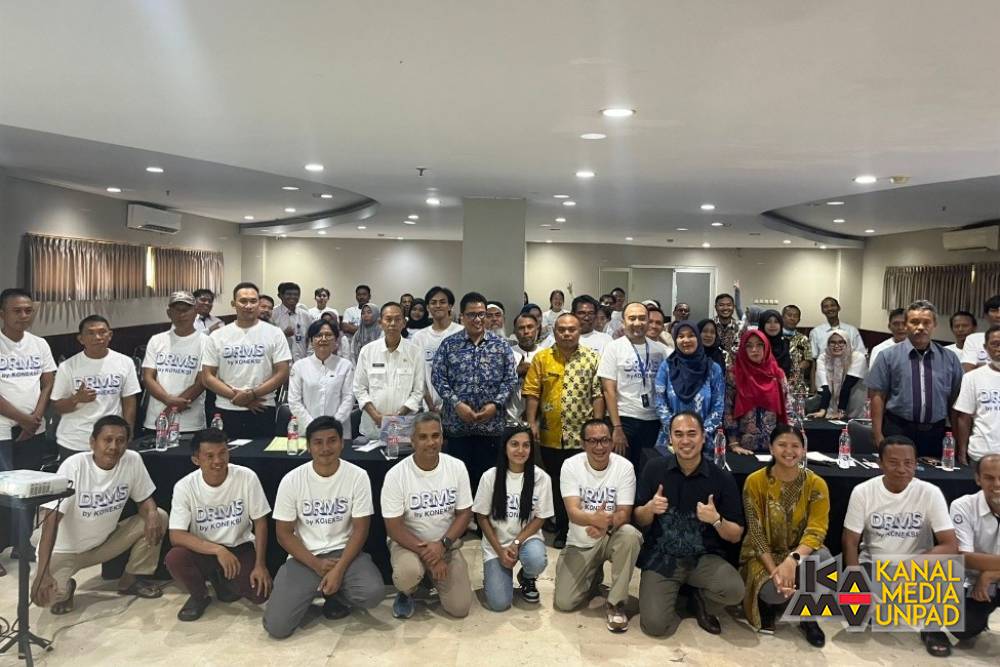 <p> Para narasumber dan peserta kegiatan Mitigasi Penyakit Udang berbasis Teknologi: Aplikasi Smartambak berfoto bersama di Hotel Sutan Raja, Cirebon, Jawa Barat,  Kamis, 23 Oktober 2025. (Dok. Kanal Media Unpad/Digits FEB Unpad)<br />
<br />
 </p>