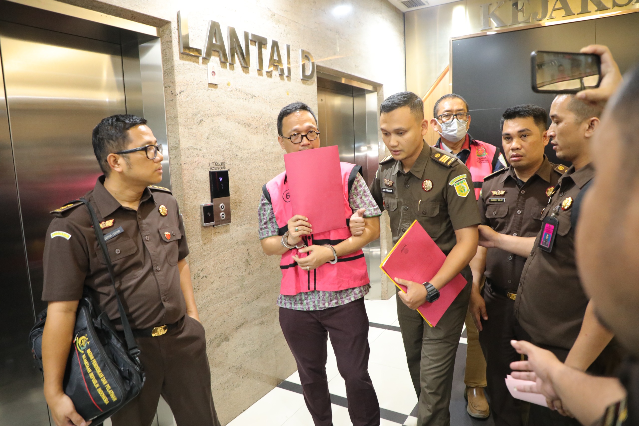 <p>Tim Penyidik Jaksa Agung Muda Tindak Pidana Khusus (JAM Pidsus) Kejaksaan Agung menetapkan tiga tersangka kasus PT Timah Tbk dan kasus impor gula. (Dok.Kejagung) </p>

